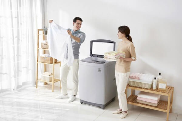 Máy giặt LG Inverter 12 kg TH2112SSAV nhờ vào khả năng lọc bụi và làm sạch định kỳ giúp quần áo được giặt sạch hơn