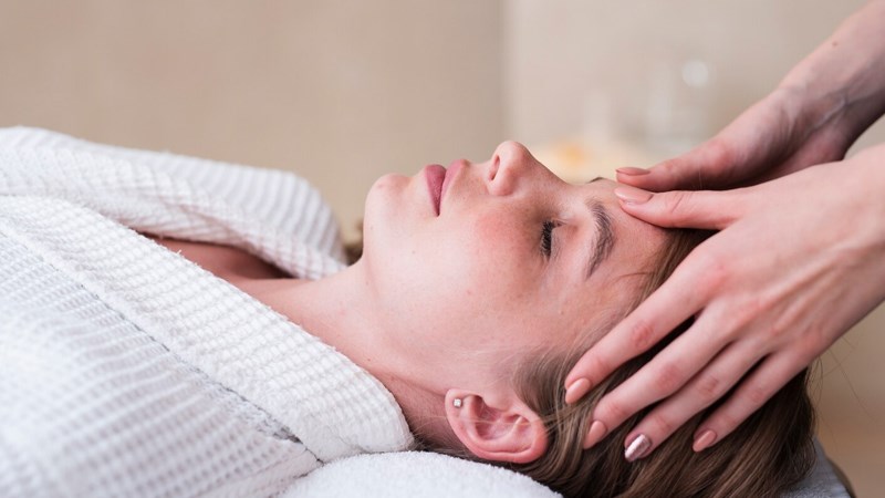 Mát-xa là một cách hiệu quả giúp giảm stress và các cơn đau đầu