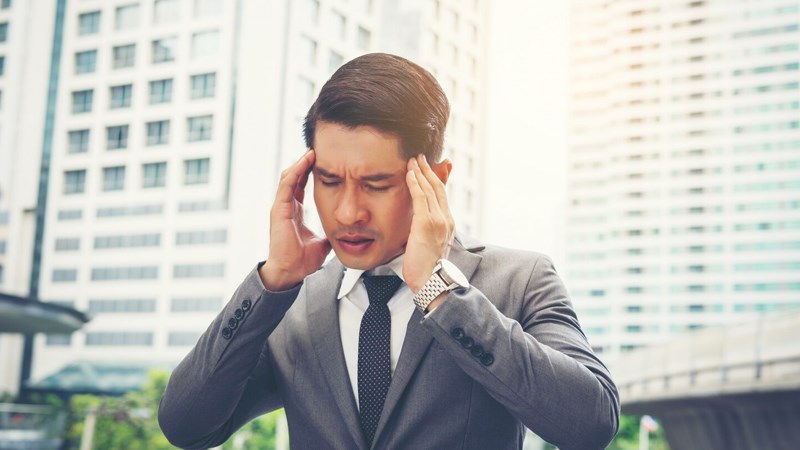 Bệnh đau đầu có thể xuất hiện khi làm việc quá lâu dưới ánh nắng gay gắt