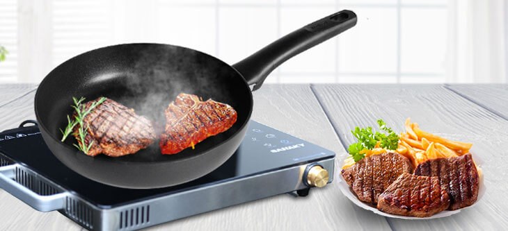 Bề mặt lòng chảo nhôm chống dính vân đá đáy từ 24 cm Tefal Ultimate G2680472 được phủ lớp chống dính vân đá Titanium Non-Stick bền bỉ giúp chiên xào ngon, chống dính tốt