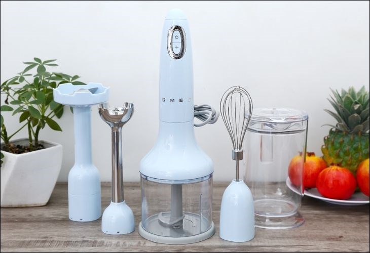 Máy xay cầm tay Smeg HBF02PBEU (535.43.610)  là một thiết bị nhỏ gọn dùng để xay, trộn, đánh bông, nghiền xay các loại thực phẩm.