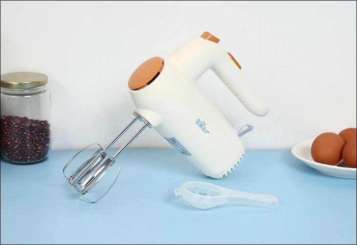 Nếu bạn muốn tiết kiệm thời gian và sức lực khi làm bánh thì đừng bỏ qua máy đánh trứng cầm tay Bear DDQ-B01K1 tiện lợi này