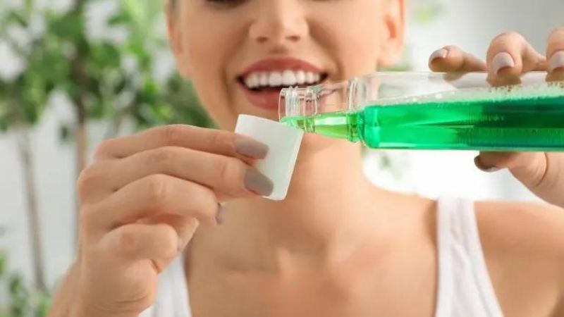 Sử dụng nước súc miệng có tính sát khuẩn để điều trị viêm loét miệng