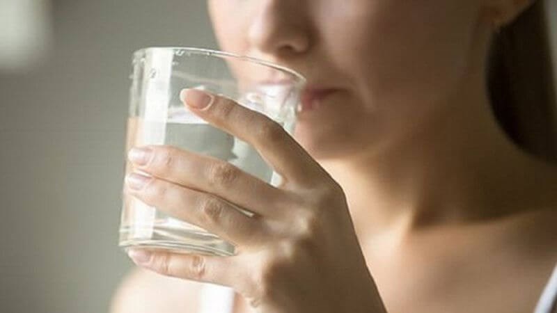 Bà bầu nên uống đủ nước để cả mẹ và bé phát triển toàn diện