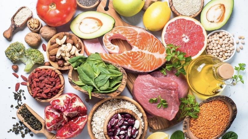 Nên ăn uống đủ dinh dưỡng để tăng sức đề kháng