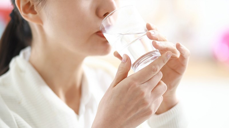 Uống nhiều nước giúp tăng khả năng loại bỏ vi khuẩn trong bàng quang