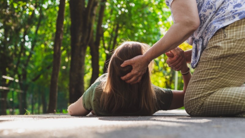 Tuyệt đối không giữ bệnh nhân quá chặt vì cơn động kinh có thể gây trật khớp Nên làm gì khi gặp người lên cơn động kinh