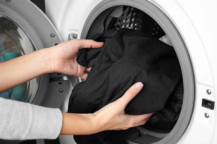 Có nên cho quần áo rất bẩn vào thẳng máy giặt không?