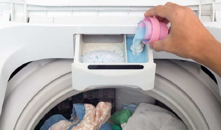 đổ nước xả vải vào ngăn chứa chuyên dụng trên máy giặt
