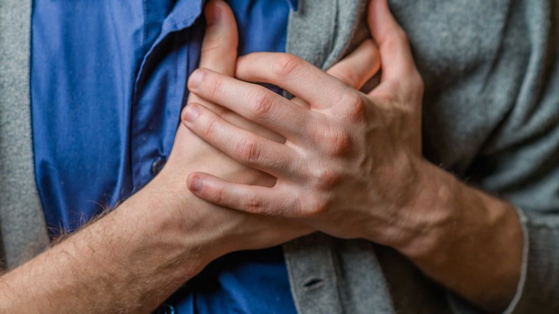 Cơn đau ngực l&agrave; dấu hiệu của bệnh mạch v&agrave;nh
