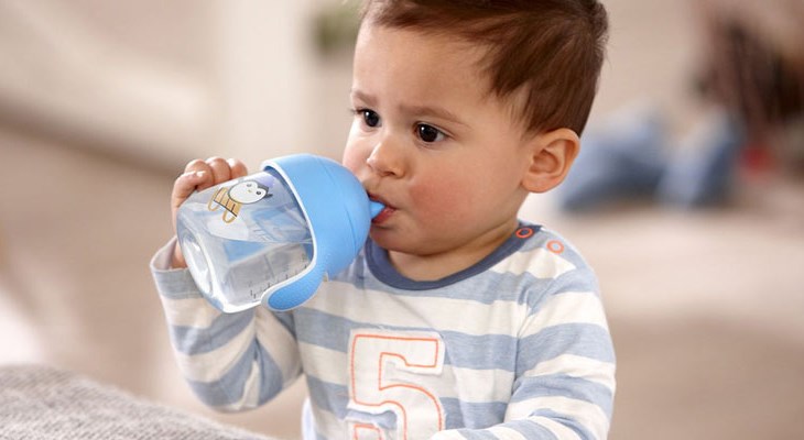 Nên cho bé uống nước thường xuyên khi sử dụng quạt phun sương trong phòng điều hòa