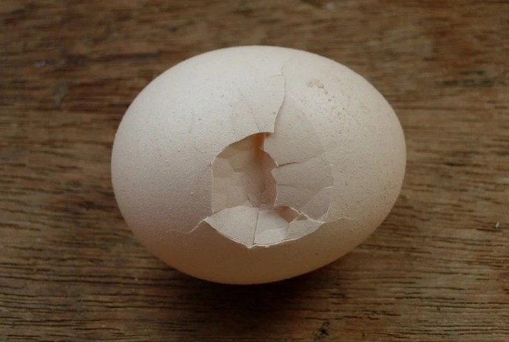 Bình siêu tốc luộc trứng thường gây vết nứt trên bề mặt, làm mất tính thẩm mỹ và không hấp dẫn.
