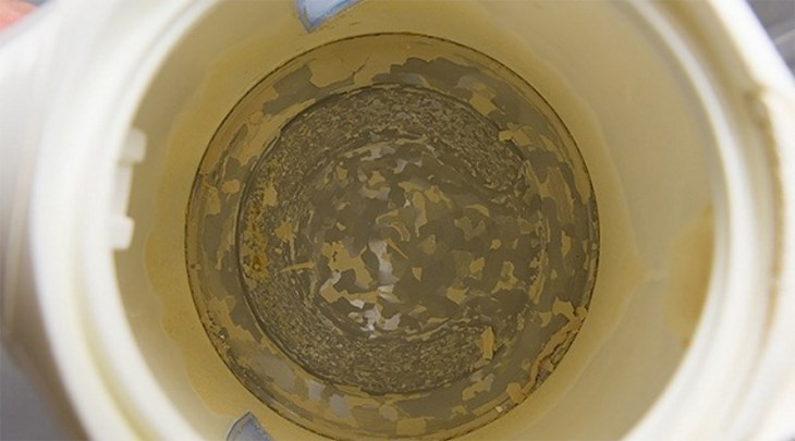 Sử dụng bình siêu tốc để luộc trứng có thể dẫn đến tình trạng đóng cặn và làm cho việc vệ sinh bình trở nên khó khăn