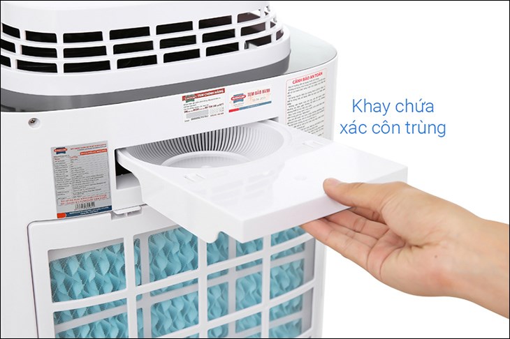 Khay chứa xác côn trùng ở các quạt điều hòa được bố trí riêng ở phía sau để người dùng dễ dàng theo dõi và vệ sinh Khay chứa xác côn trùng ở các quạt điều hòa được bố trí riêng ở phía sau để người dùng dễ dàng theo dõi và vệ sinh