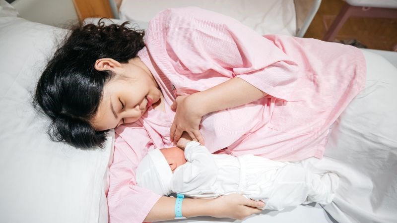 Sữa mẹ cung cấp đầy đủ các dưỡng chất cần thiết cho sự phát triển của trẻ