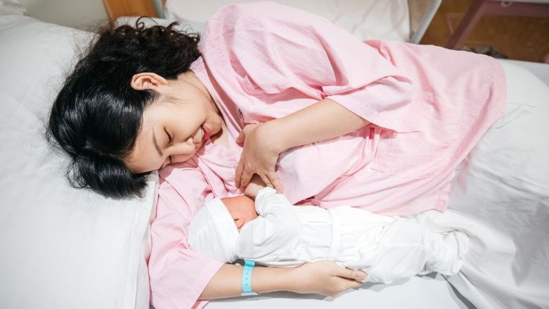 Vòng tay và ánh mắt âu yếm của mẹ mang đến sự ấm áp và an toàn cho bé