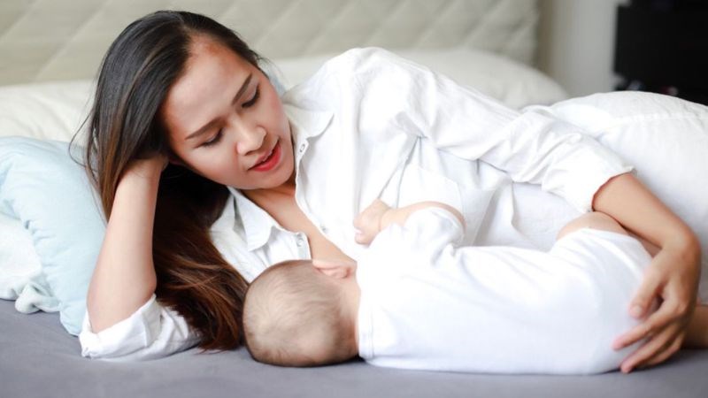Nuôi con bằng sữa mẹ giúp mẹ tiết kiệm thời gian và chi phí so với dùng sữa công thức