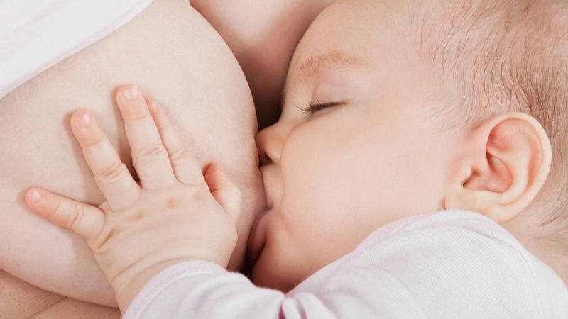 Động tác bú sữa giúp bé phát triển khoang miệng và cơ xương hàm