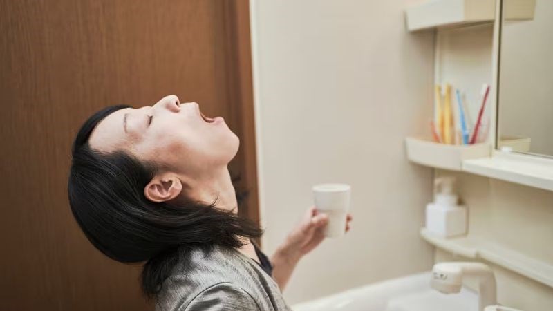 Súc miệng nước ấm có thể giúp điều trị viêm nha chu