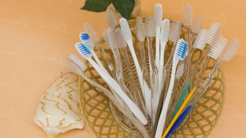 Bạn nên lựa chọn bàn chải có đầu mềm để tránh tổn thương niêm mạc nướu