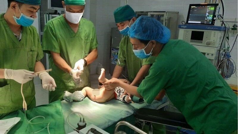 Chữa lồng ruột bằng phương pháp bơm hơi đem lại hiệu quả tương đối tốt Chữa lồng ruột bằng phương pháp bơm hơi đem lại hiệu quả tương đối tốt