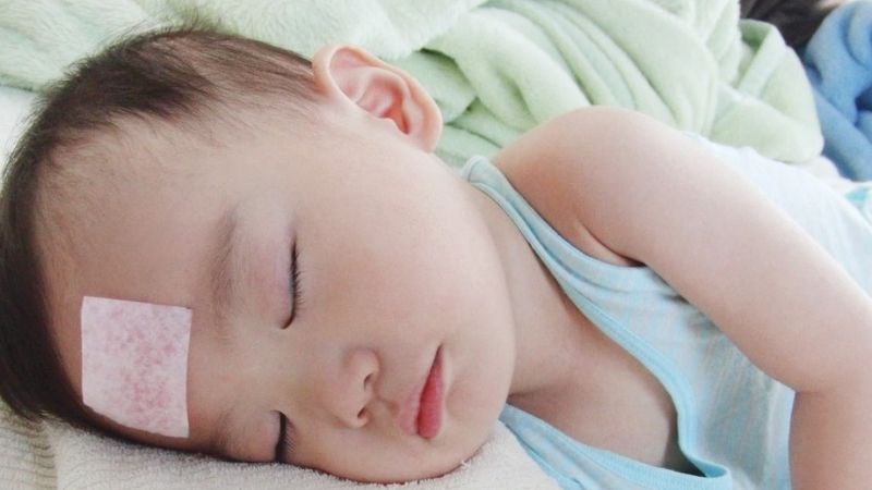 Trẻ sốt cao, đau bụng có thể gặp trong viêm phúc mạc Trẻ sốt cao, đau bụng có thể gặp trong viêm phúc mạc