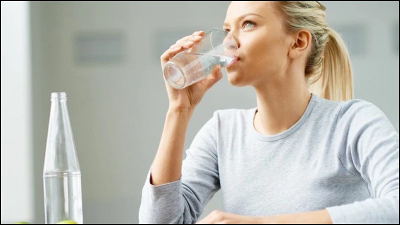 Bổ sung đủ nước cho cơ thể sẽ giúp cải thiện chứng táo bón