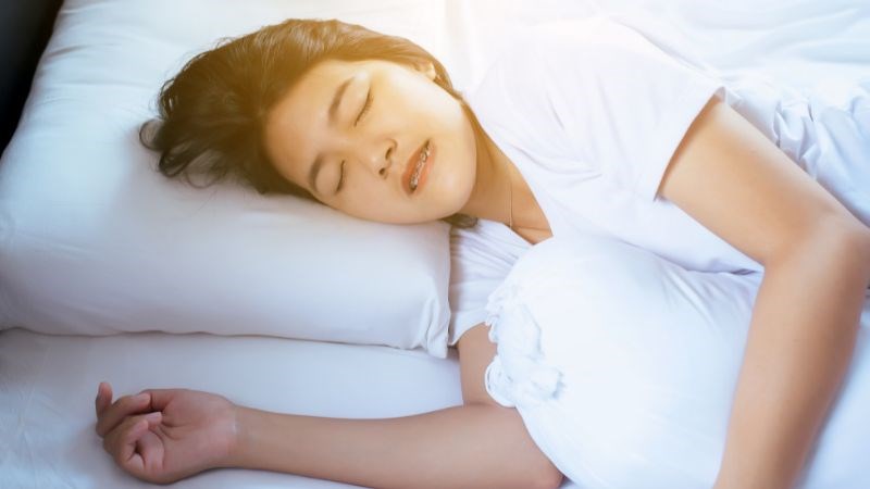 Trẻ nghiến răng khi ngủ có liên quan đến loại thức ăn và chế độ ăn uống không?
