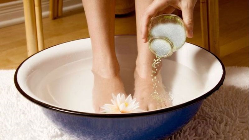 Ngâm chân trong nước ấm có thể giúp bạn thư giãn, dễ vào giấc ngủ hơn
