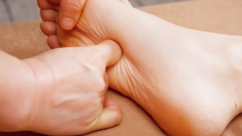 Bấm huyệt là một phương pháp điều trị mất ngủ vì giúp giảm stress