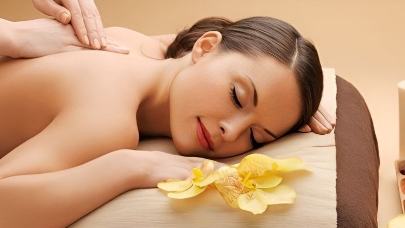 Mát xa có thể giúp bạn thư giãn và dễ chìm vào giấc ngủ