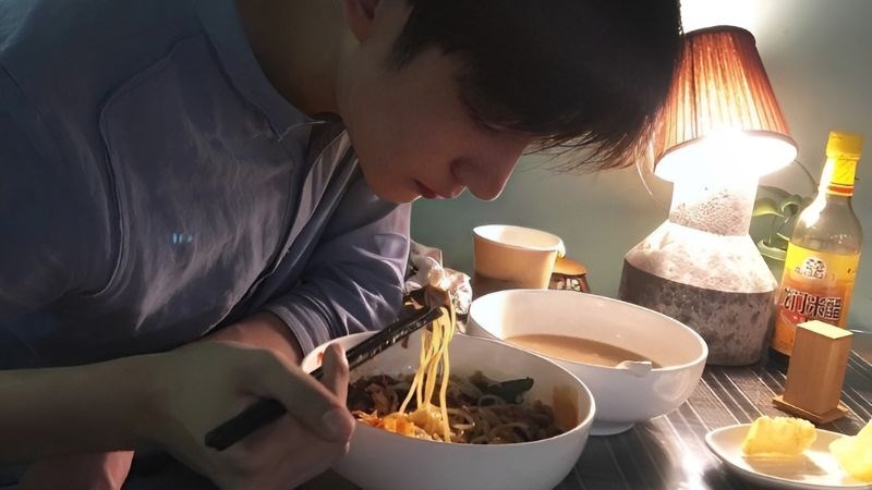 Bạn ăn quá nhiều trước khi ngủ sẽ gây ra tình trạng đầy hơi và khó tiêu