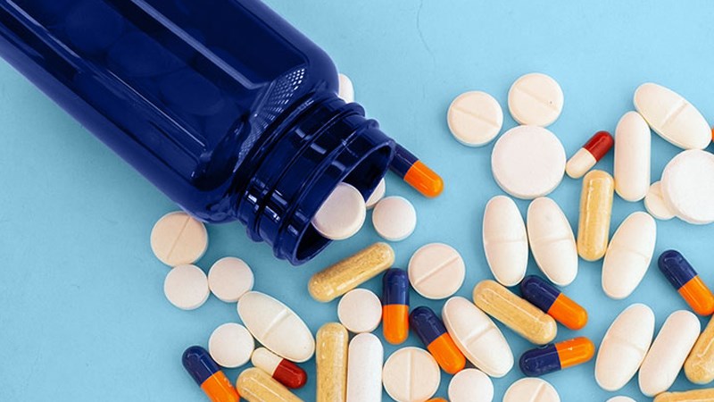 Thuốc kháng sinh thường là lựa chọn đầu tiên trong điều trị đau mắt hột
