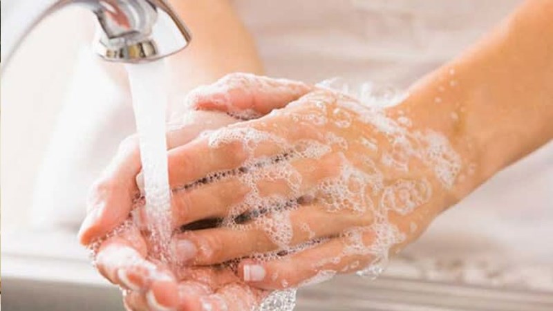 Rửa tay thường xuyên giúp phòng chống lây nhiễm đau mắt hột