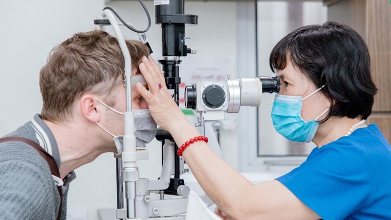 Chẩn đoán đau mắt hột thường dựa vào các biểu hiện lâm sàng