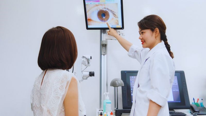 Khám mắt định kỳ theo chỉ định của bác sĩ