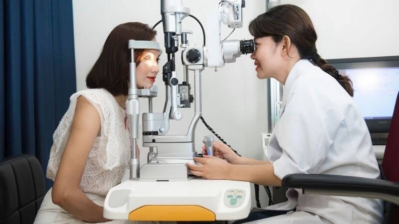 Khám mắt để xác định chính xác đục thủy tinh thể 
