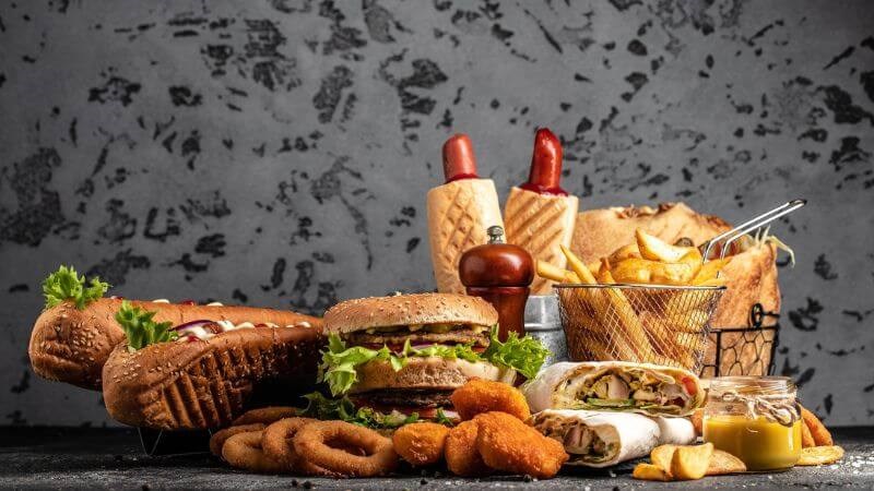 Bà bầu không nên ăn đồ ăn nhanh, chiên rán ngập dầu 