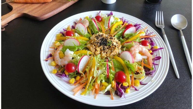 Salad là món ăn có thể bổ sung đa dạng chất dinh dưỡng cho bà bầu trong 3 tháng cuối