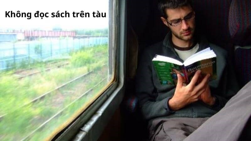 Không đọc sách khi đang trên tàu, xe