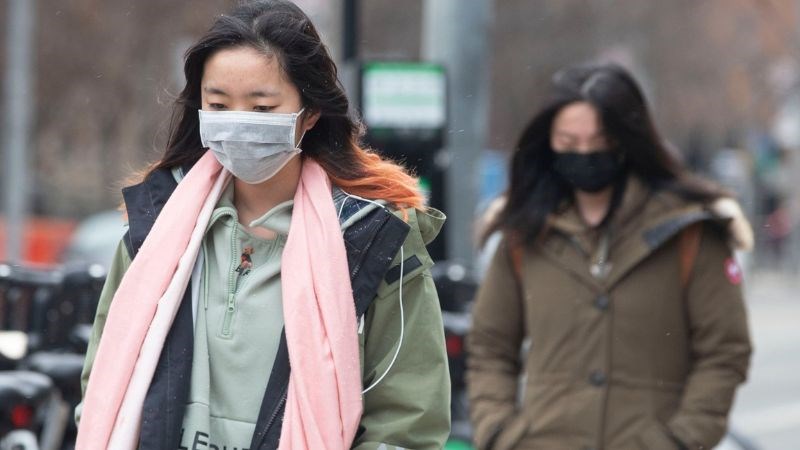 Luôn đeo khẩu trang khi ra ngoài để tránh khói bụi Luôn đeo khẩu trang khi ra ngoài để tránh khói bụi