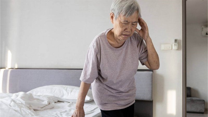 Người già rất dễ bị chóng mặt