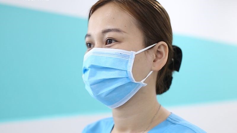 Đeo khẩu trang khi tiếp xúc với người bệnh lao phổi là việc cực kỳ quan trọng