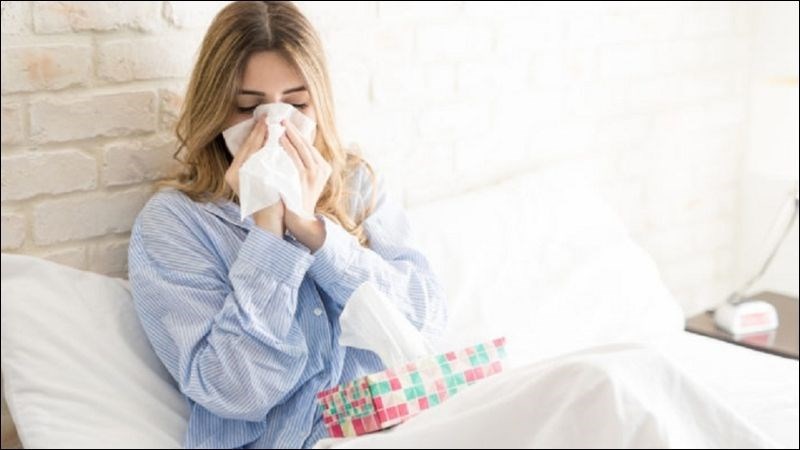 Che miệng và mũi bằng khăn giấy mỗi khi ho, hắt hơi để giảm sự lây lan vi khuẩn