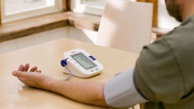 Thường xuyên đo huyết áp tại nhà để theo dõi hiệu quả điều trị.