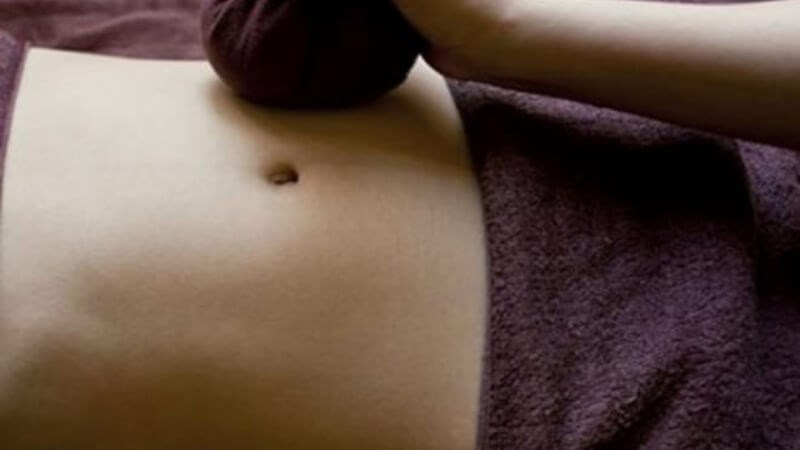 Chườm nóng giúp làm dịu các cơn đau ở bụng và lưng