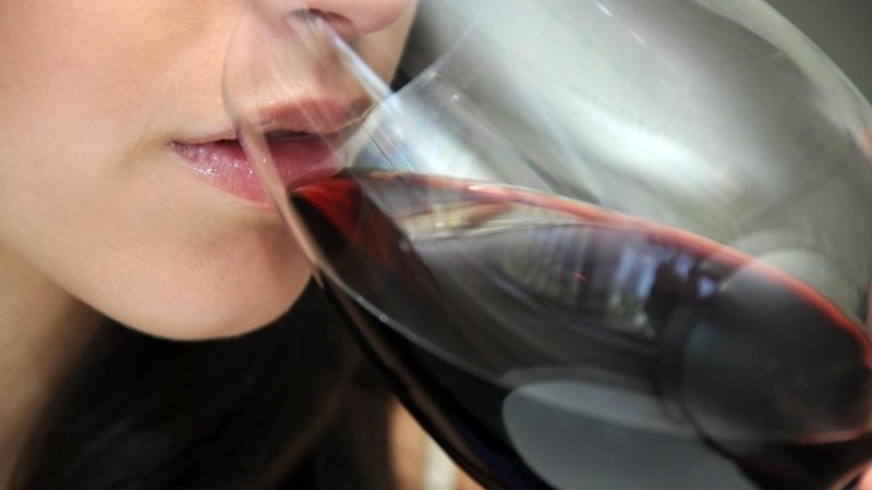 Uống rượu bia làm gia tăng tình trạng đau đầu trong ngày 