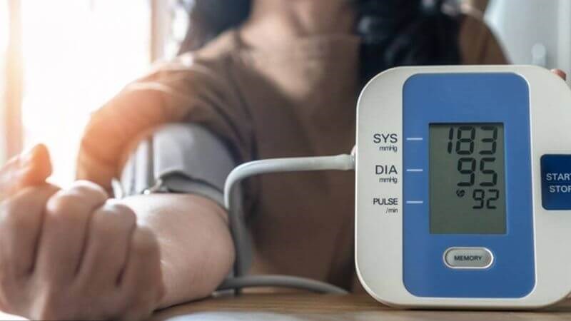 Dấu hiệu thường gặp của tiền sản giật là huyết áp cao