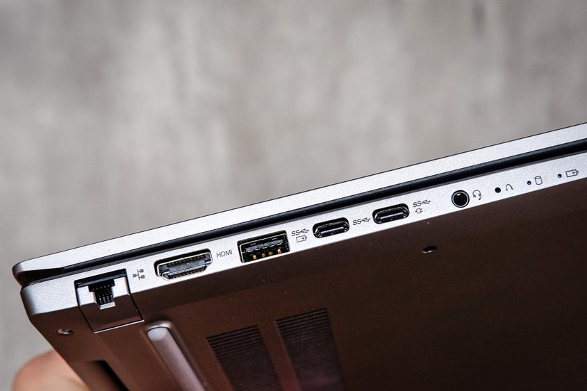 Một chiếc laptop đầy đủ cổng kết nối giúp bạn thuận tiện kết nối với nhiều thiết bị khác