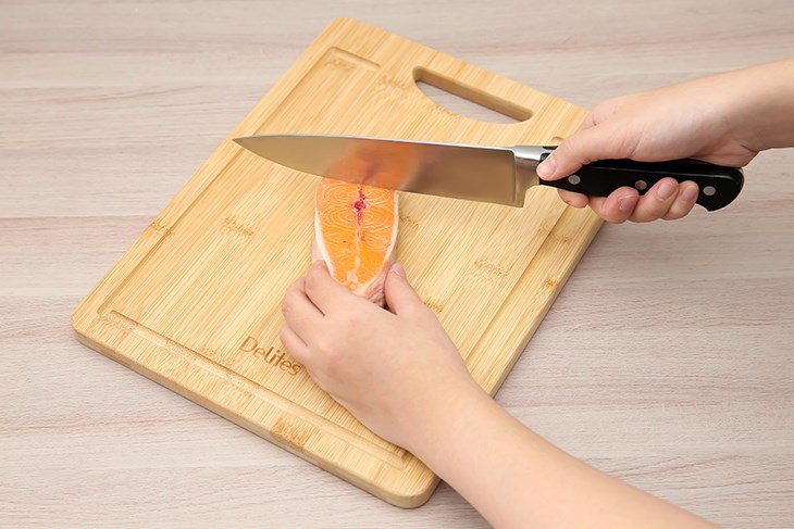 Thớt tre thái chữ nhật 35 x 25 cm Delites 19102502-2 có bề mặt nhẵn bóng, thích hợp thái, cắt thực phẩm sống